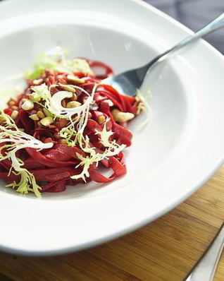 Паста с орешками и свекольным соком