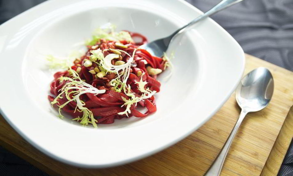 Рецепт пасты с орешками и свекольным соком