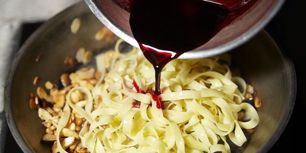 паста с орешками и свекольным соком