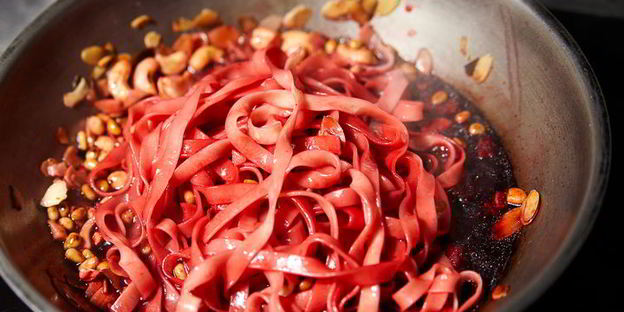 паста с орешками и свекольным соком