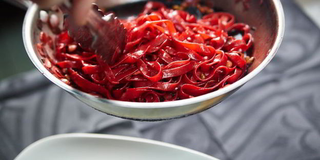 паста с орешками и свекольным соком