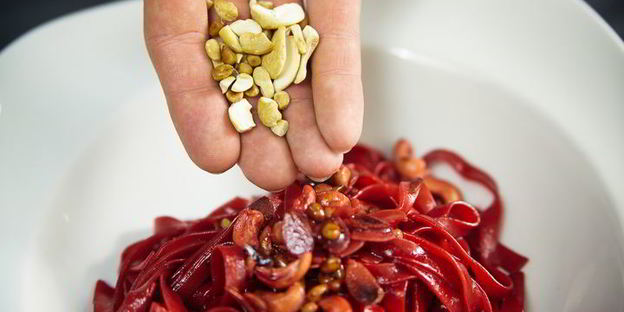 паста с орешками и свекольным соком