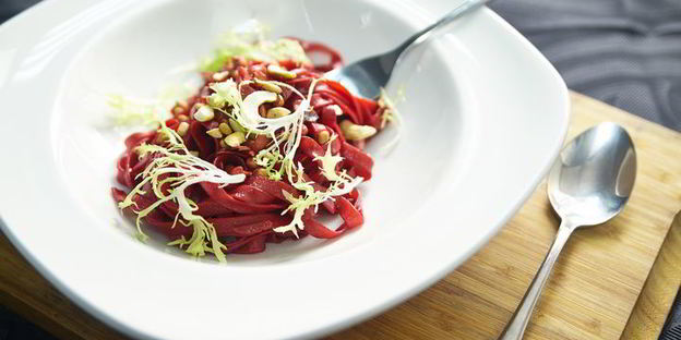 паста с орешками и свекольным соком