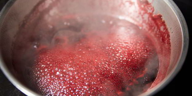 паста с орешками и свекольным соком