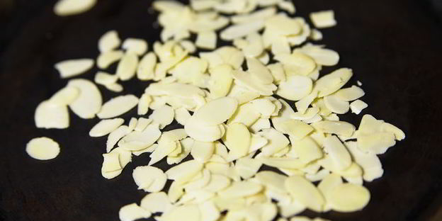 паста с орешками и свекольным соком