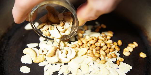 паста с орешками и свекольным соком