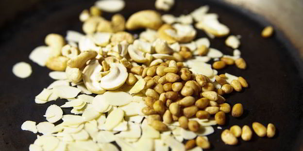 паста с орешками и свекольным соком