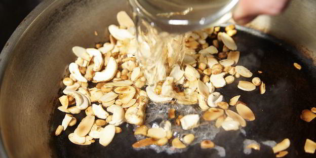 паста с орешками и свекольным соком