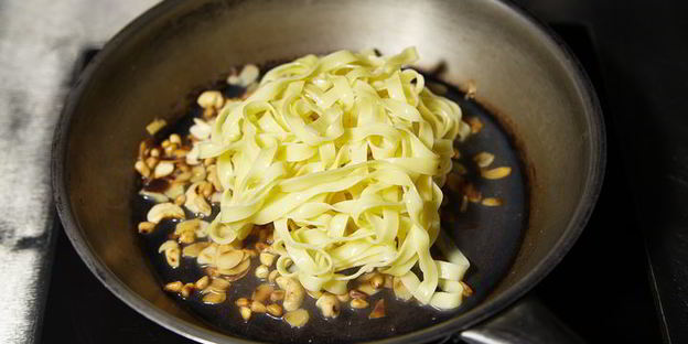 паста с орешками и свекольным соком