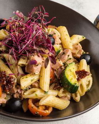 Паста с овощами и тунцом