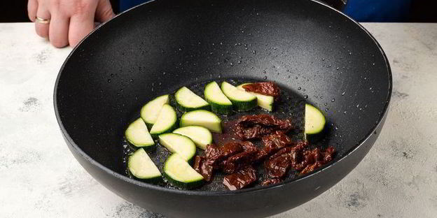 паста с овощами и тунцом