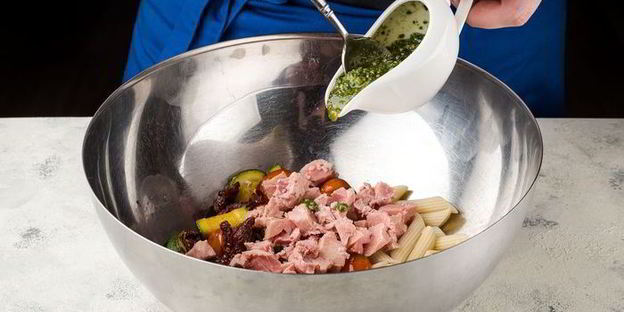 паста с овощами и тунцом