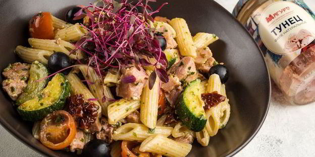 паста с овощами и тунцом