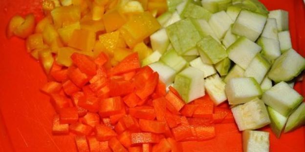 паста с семгой и овощами в сливочно-томатном соусе