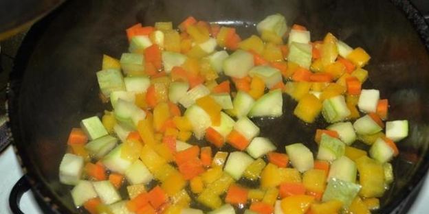 паста с семгой и овощами в сливочно-томатном соусе