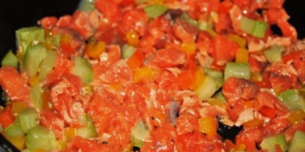 паста с семгой и овощами в сливочно-томатном соусе