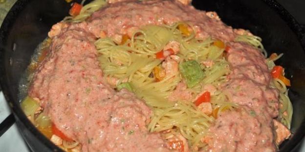 паста с семгой и овощами в сливочно-томатном соусе