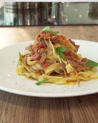 Паста с соусом из тунца, томатов и базилика