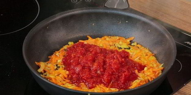 паста с соусом из тунца, томатов и базилика