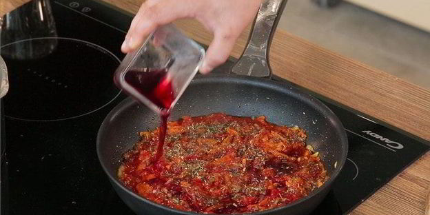 паста с соусом из тунца, томатов и базилика