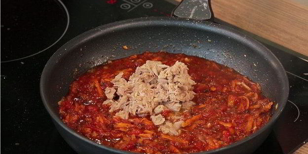 паста с соусом из тунца, томатов и базилика