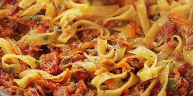 паста с соусом из тунца, томатов и базилика