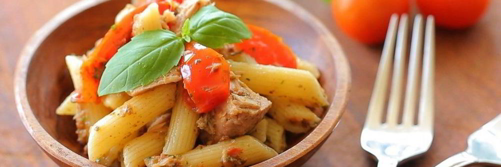 Паста с тунцом и помидорами