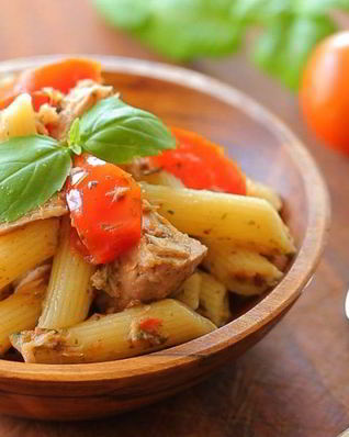 Паста с тунцом и помидорами