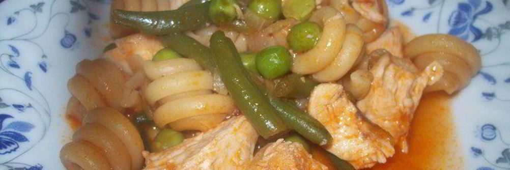 Паста с тушеными овощами и курицей