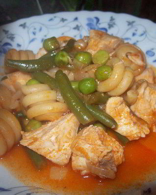 Паста с тушеными овощами и курицей