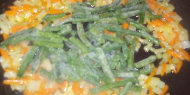 паста с тушеными овощами и курицей