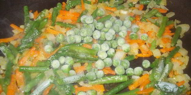 паста с тушеными овощами и курицей