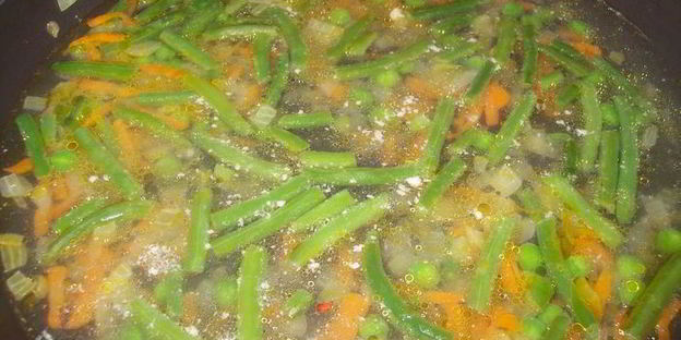 паста с тушеными овощами и курицей