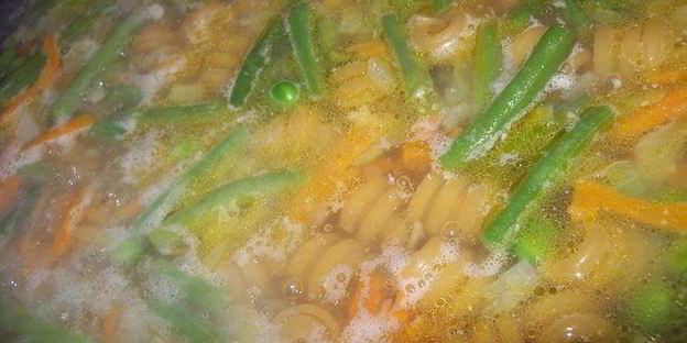 паста с тушеными овощами и курицей