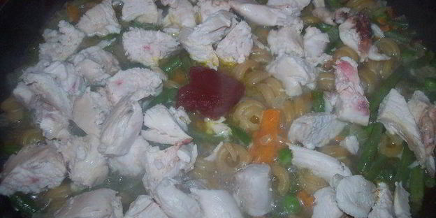 паста с тушеными овощами и курицей