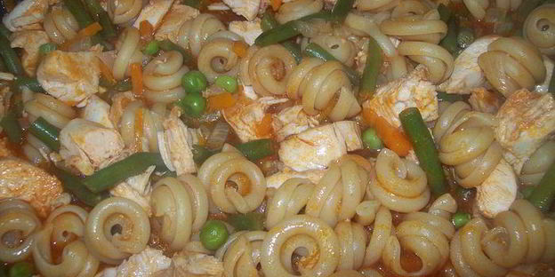 паста с тушеными овощами и курицей