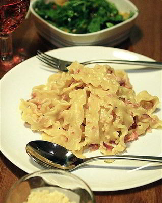 Спагетти карбонара с красным луком