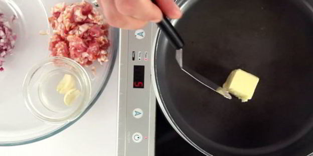 спагетти карбонара с красным луком