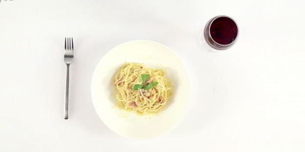 спагетти карбонара с красным луком