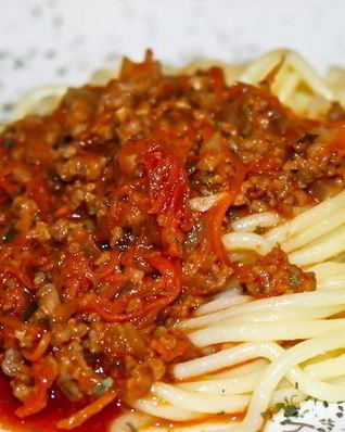 Спагетти под соусом болоньезе