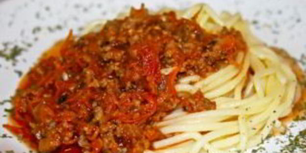 спагетти под соусом болоньезе