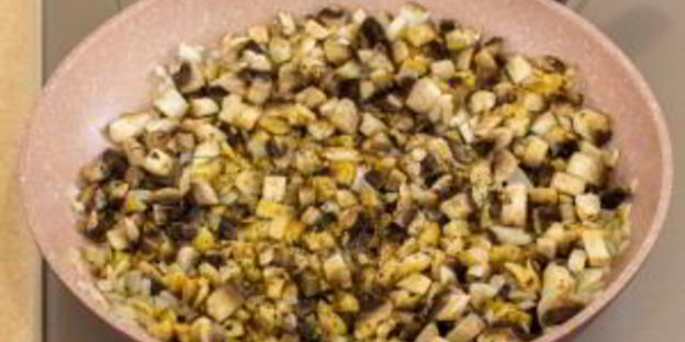 спагетти с грибами и помидорами