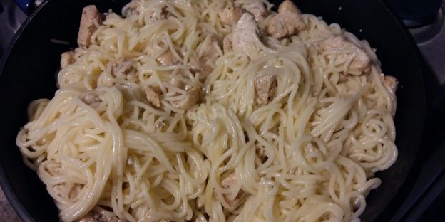 спагетти с курицей в сметанном соусе