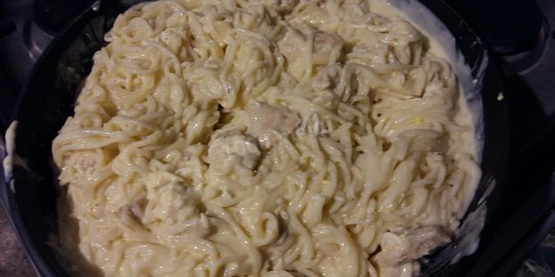 спагетти с курицей в сметанном соусе