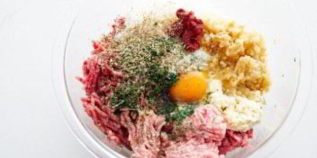 спагетти с мясными шариками в томатном соусе