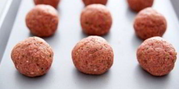 спагетти с мясными шариками в томатном соусе