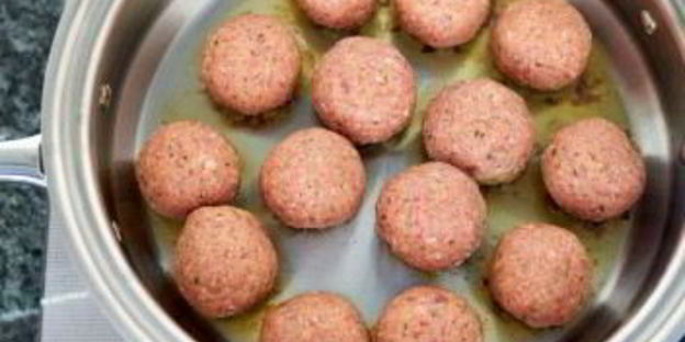 спагетти с мясными шариками в томатном соусе