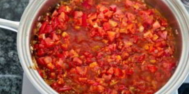 спагетти с мясными шариками в томатном соусе