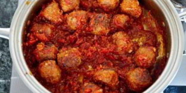 спагетти с мясными шариками в томатном соусе