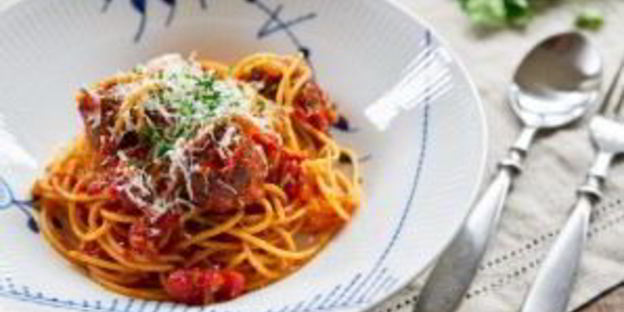 спагетти с мясными шариками в томатном соусе